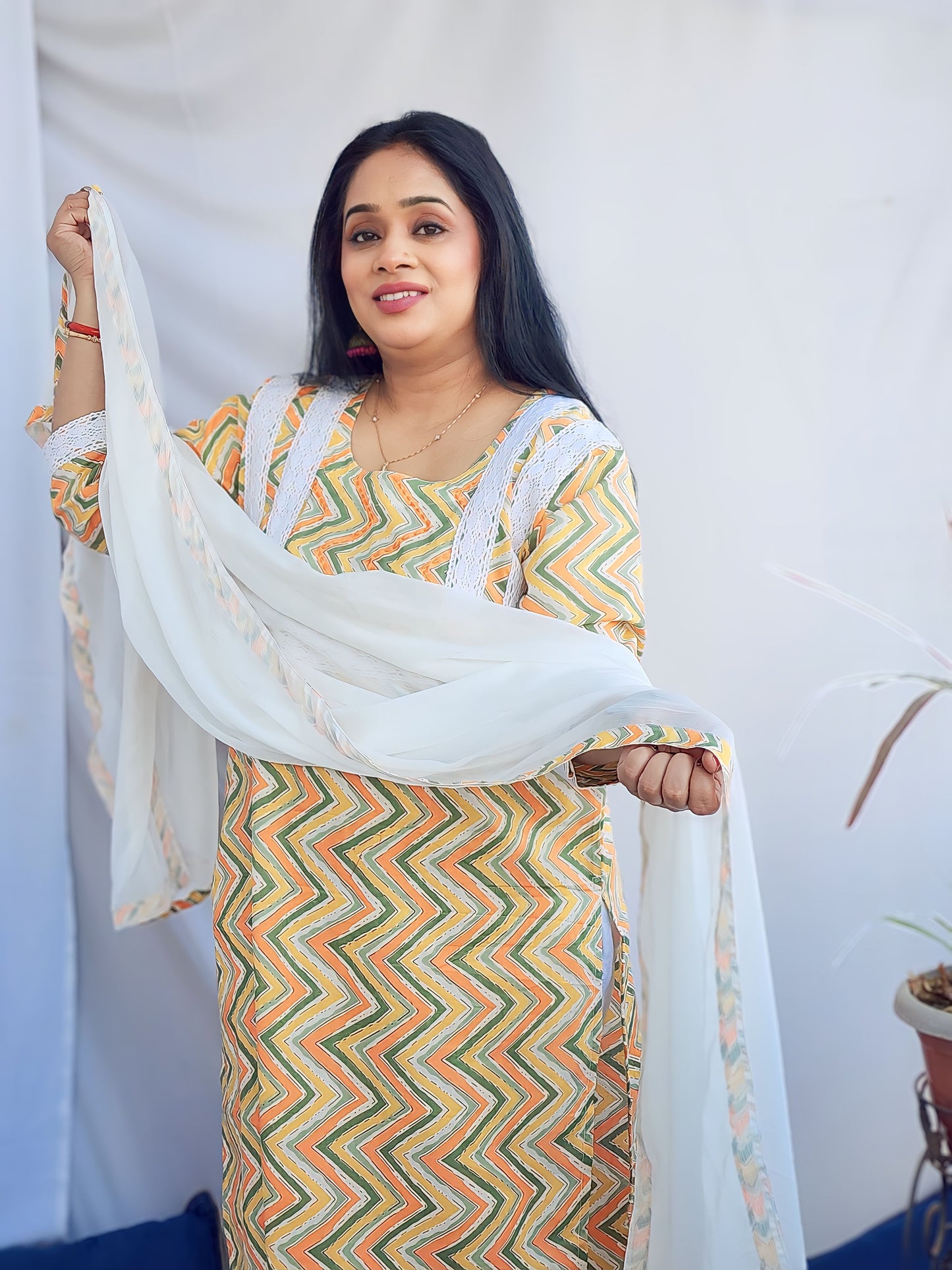 Saras White Kurta with Chiffon Dupatta