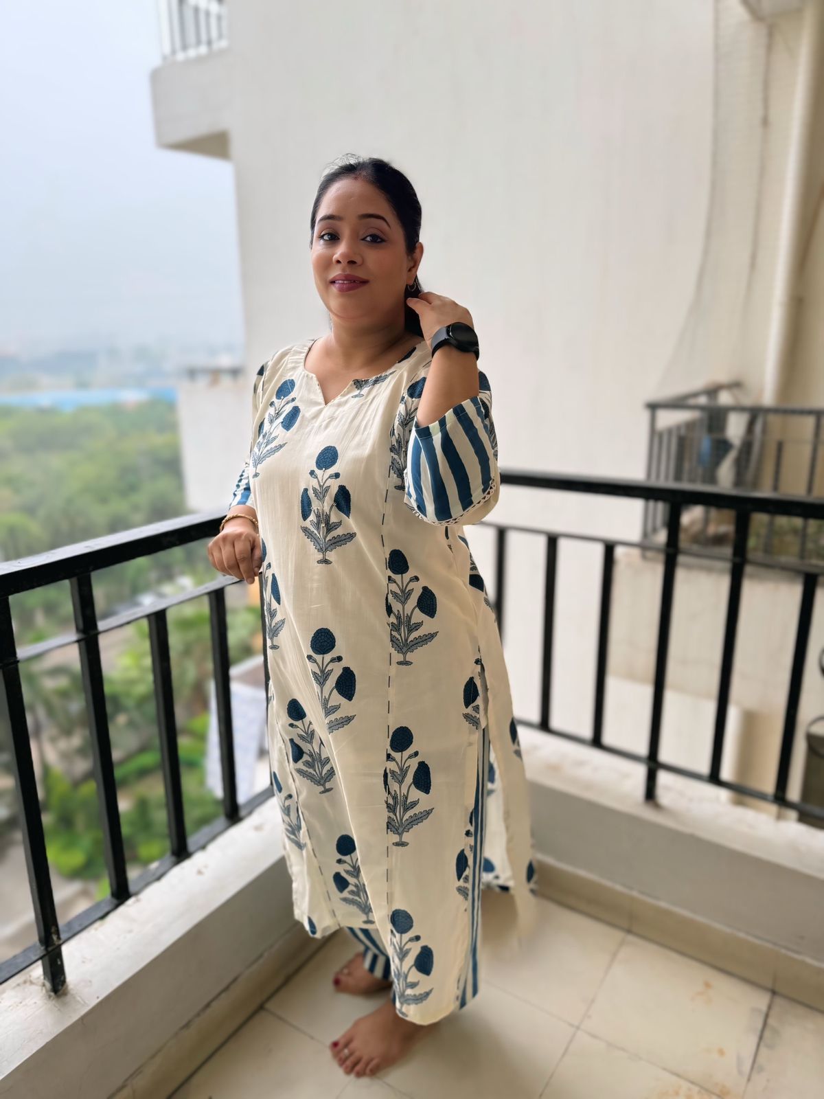 Gulzaar Off White Kurta Set